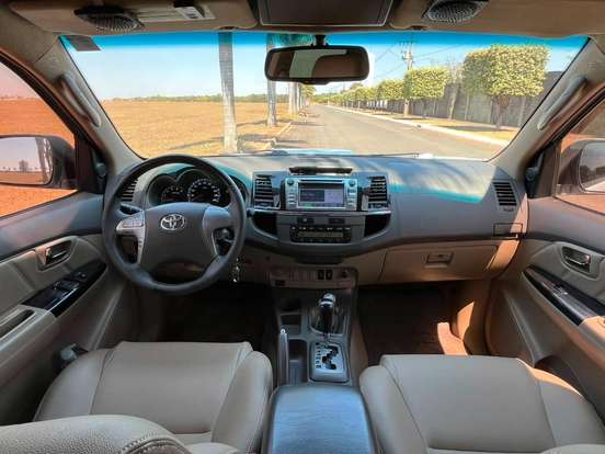 TOYOTA-HILUX SW4-2013