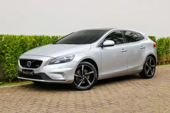 VOLVO-V40-2015