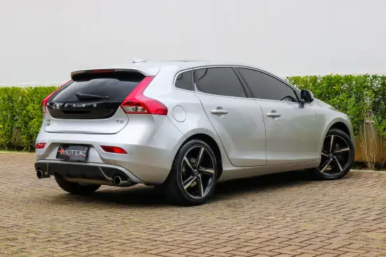 VOLVO-V40-2.0 T5 R DESIGN TURBO GASOLINA 4P AUTOMÁTICO VOLVO-V40-2015