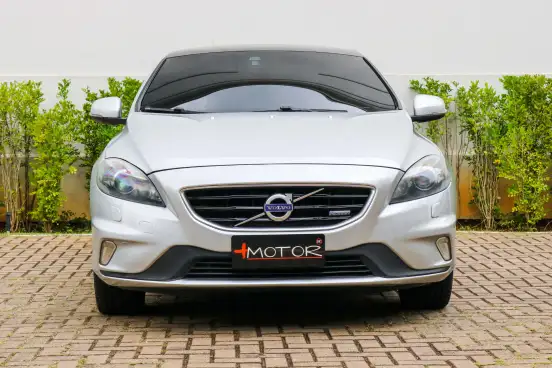 VOLVO-V40-2.0 T5 R DESIGN TURBO GASOLINA 4P AUTOMÁTICO VOLVO-V40-2015