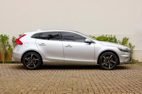 VOLVO-V40-2.0 T5 R DESIGN TURBO GASOLINA 4P AUTOMÁTICO VOLVO-V40-2015