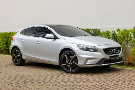VOLVO-V40-2.0 T5 R DESIGN TURBO GASOLINA 4P AUTOMÁTICO VOLVO-V40-2015