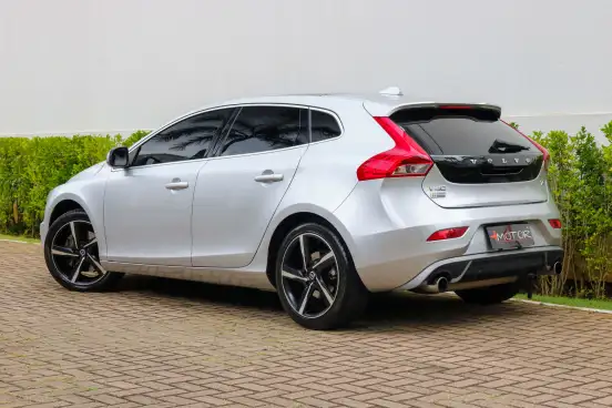 VOLVO-V40-2015