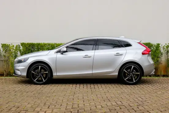 VOLVO-V40-2015