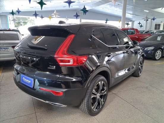 VOLVO-XC40-2020