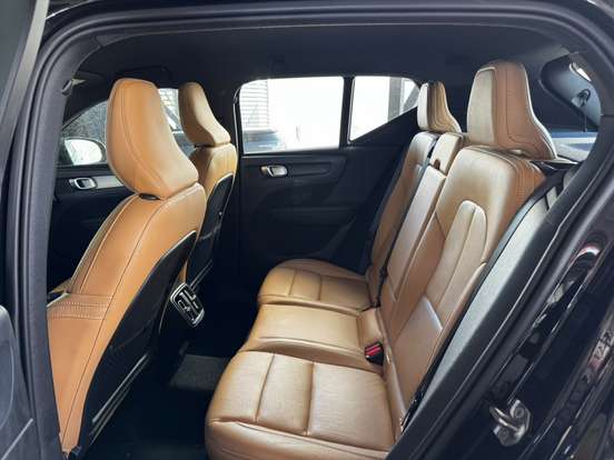 VOLVO-XC40-2020