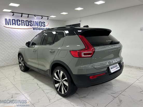 VOLVO-XC40-2021