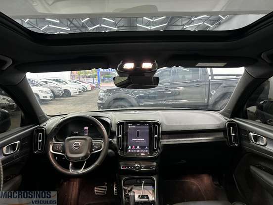 VOLVO-XC40-2021