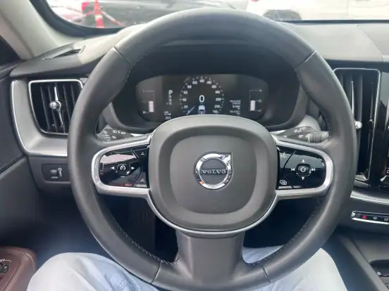 VOLVO-XC60-2.0 T5 GASOLINA MOMENTUM AWD GEARTRONIC VOLVO-XC60-2017