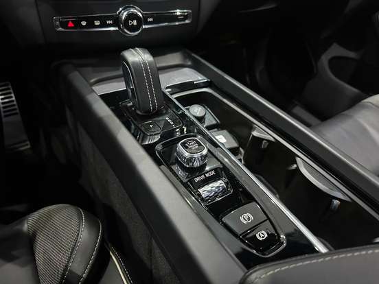 VOLVO-XC60-2021