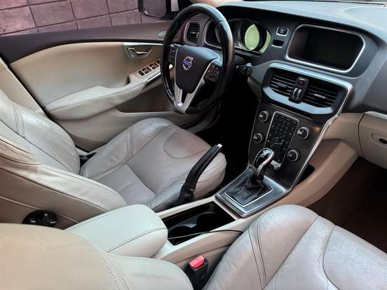 VOLVO-V40-2.0 T4 DYNAMIC TURBO GASOLINA 4P AUTOMÁTICO VOLVO-V40-2013