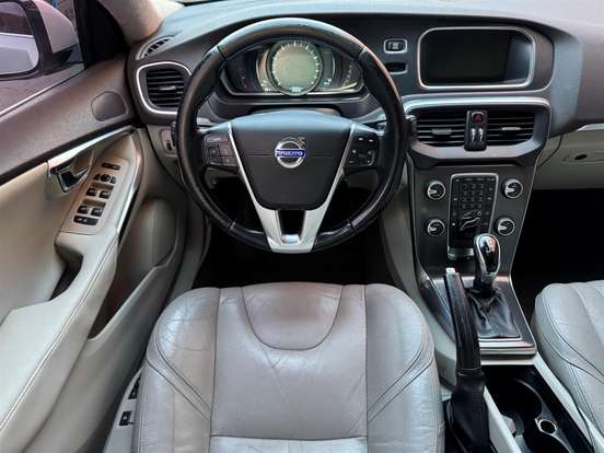 VOLVO-V40-2013