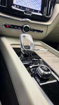 VOLVO-XC60-2023