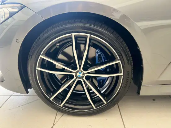 BMW-320i-2022