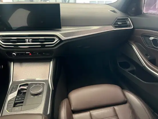 BMW-320i-2022