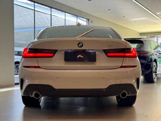 BMW-320i-2022