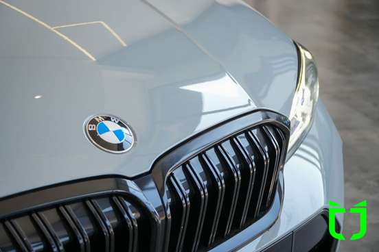 BMW-320i-2023