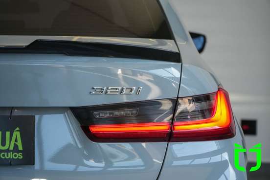 BMW-320i-2023