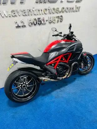 DUCATI-DIAVEL CARBON DUCATI-DIAVEL CARBON-2012