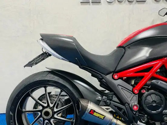 DUCATI-DIAVEL CARBON DUCATI-DIAVEL CARBON-2012