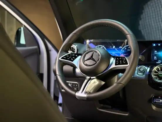 MERCEDES-BENZ-GLB 220-2025