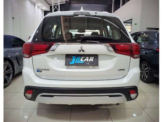 MITSUBISHI-OUTLANDER-2021