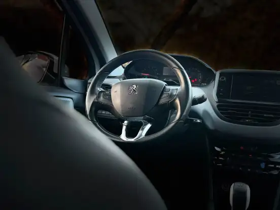 PEUGEOT-208-2015