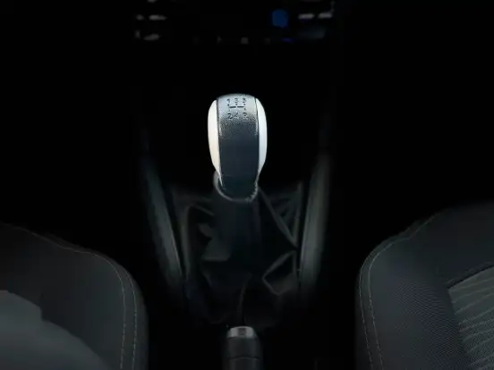 PEUGEOT-208-2015