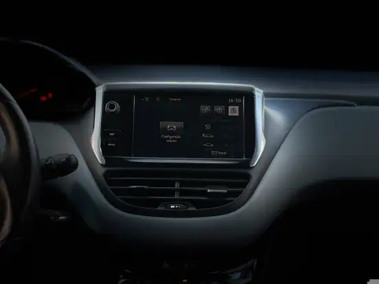 PEUGEOT-208-2015
