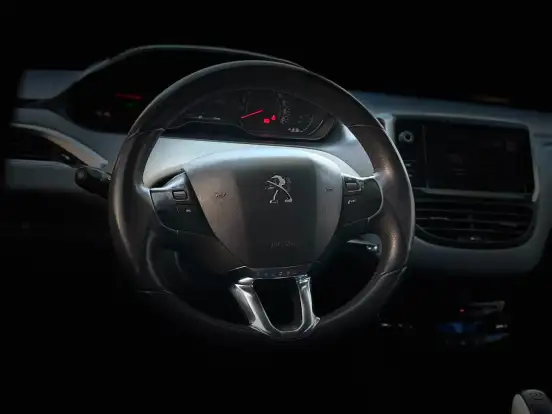 PEUGEOT-208-2015