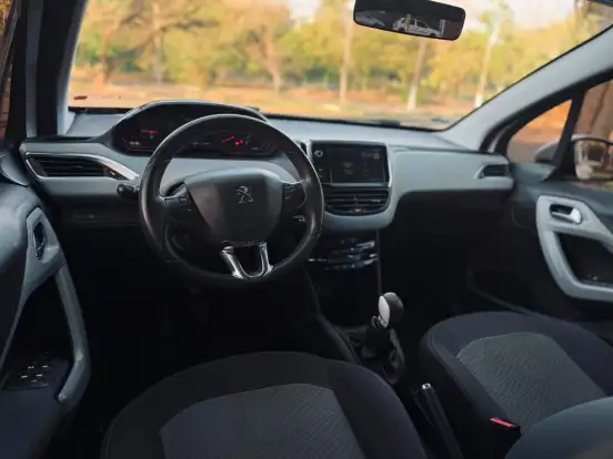 PEUGEOT-208-2015