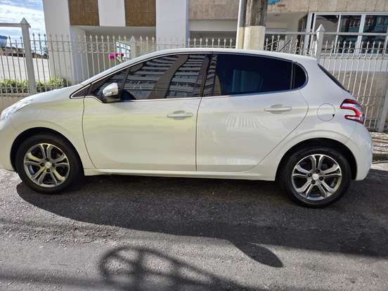 PEUGEOT-208-1.6 GRIFFE 16V FLEX 4P AUTOMÁTICO PEUGEOT-208-2014