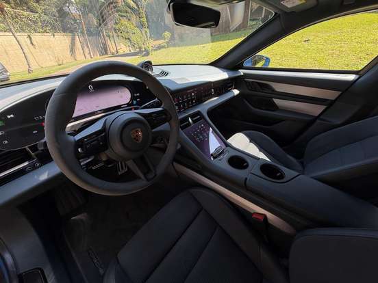 PORSCHE-TAYCAN-2023