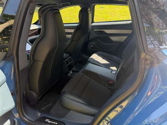 PORSCHE-TAYCAN-2023