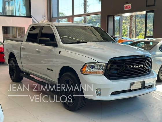 RAM CLASSIC 5.7 V8 GASOLINA LARAMIE NIGHT EDITION CD 4X4 AUTOMÁTICO