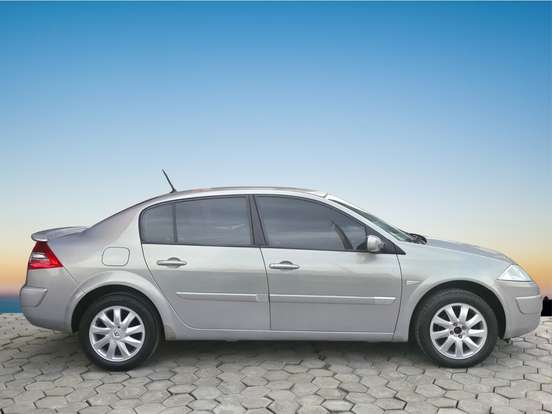 RENAULT-MEGANE-2.0 DYNAMIQUE SEDAN 16V GASOLINA 4P AUTOMÁTICO RENAULT-MEGANE-2010