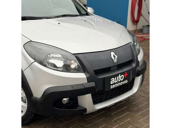 RENAULT-SANDERO-2013