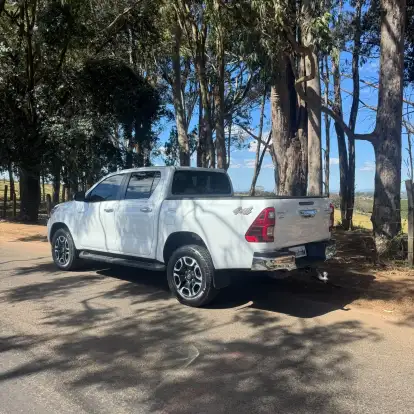 TOYOTA-HILUX-2023