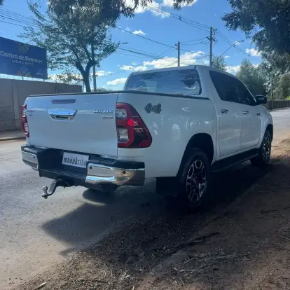 TOYOTA-HILUX-2023
