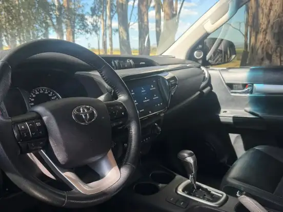TOYOTA-HILUX-2.8 D-4D TURBO DIESEL CD SRX 4X4 AUTOMÁTICO TOYOTA-HILUX-2023