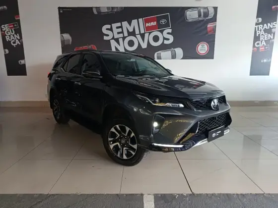 TOYOTA HILUX SW4 2.8 D-4D TURBO DIESEL SRX PLATINUM 7L 4X4 AUTOMÁTICO