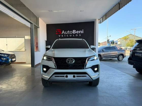 TOYOTA HILUX SW4 2.8 D-4D TURBO DIESEL SRX 7L 4X4 AUTOMÁTICO