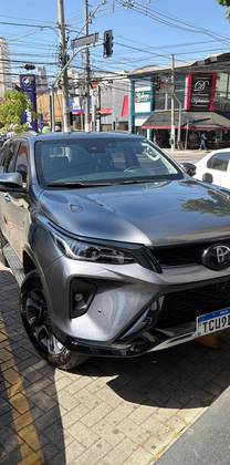 TOYOTA HILUX SW4 2.8 D-4D TURBO DIESEL SRX PLATINUM 4X4 AUTOMÁTICO