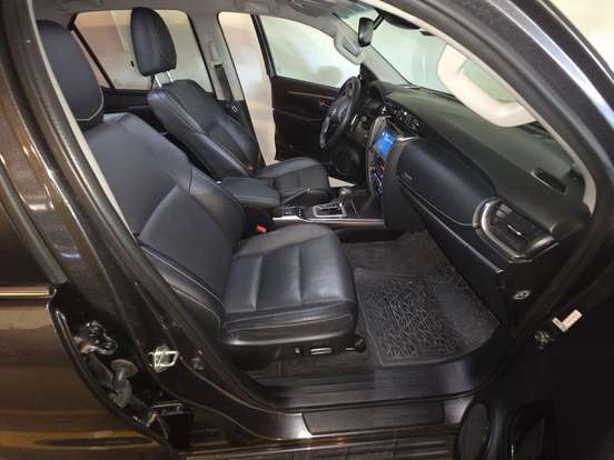 TOYOTA-HILUX SW4-2024