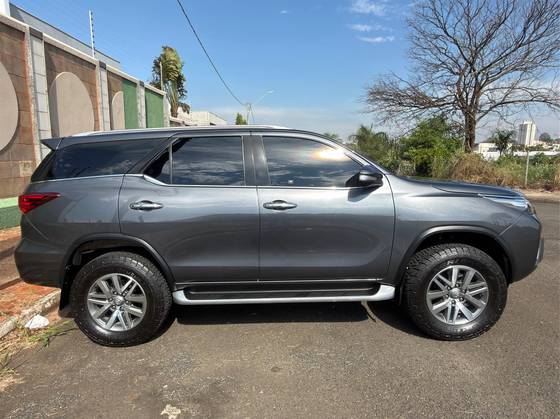 TOYOTA HILUX SW4 2.8 SRX 4X4 7 LUGARES 16V TURBO INTERCOOLER DIESEL 4P AUTOMÁTICO