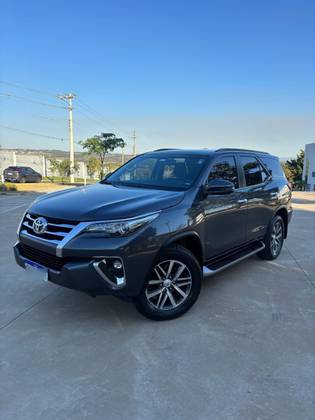 TOYOTA HILUX SW4 2.8 SRX 4X4 7 LUGARES 16V TURBO INTERCOOLER DIESEL 4P AUTOMÁTICO