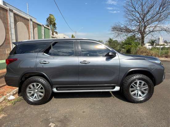 TOYOTA-HILUX SW4-2.8 SRX 4X4 7 LUGARES 16V TURBO INTERCOOLER DIESEL 4P AUTOMÁTICO TOYOTA-HILUX SW4-2016