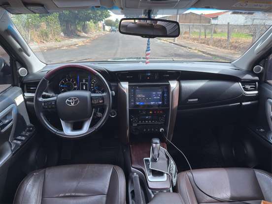 TOYOTA-HILUX SW4-2.8 SRX 4X4 7 LUGARES 16V TURBO INTERCOOLER DIESEL 4P AUTOMÁTICO TOYOTA-HILUX SW4-2016