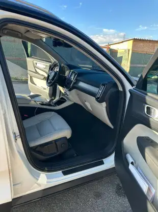 VOLVO-XC40-2019