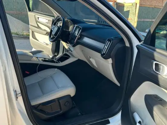 VOLVO-XC40-2.0 T5 GASOLINA MOMENTUM AWD GEARTRONIC VOLVO-XC40-2019